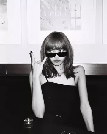 The tank top black Lisa on the account Instagram of @lalalalisa_m