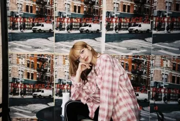 The plaid shirt pink Lisa on the account Instagram of @lalalalisa_m