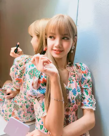 La robe fleurie de Lisa sur le compte Instagram de @lalalalisa_m