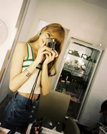 Le débardeur blanc et vert de Lisa sur le compte Instagram de @lalalalisa_m