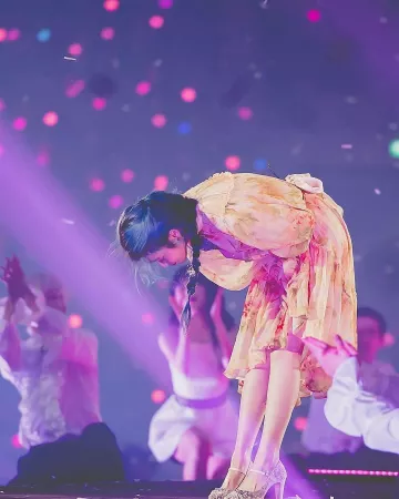 La robe florale Zimmermann portée par IU sur le compte Instagram de @iu_pilsook