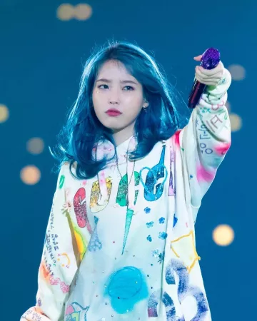 The sweatshirt to cpauche Gucci worn by IU on the account Instagram of  @iu_uaena27 | Spotern