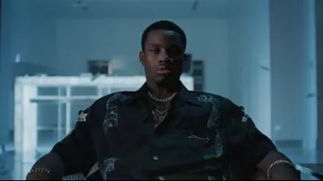 Givenchy Impression Noir Hawaiian Shirt porté par Denzel Curry dans son hors-bord Officiel de la Musique de la Vidéo