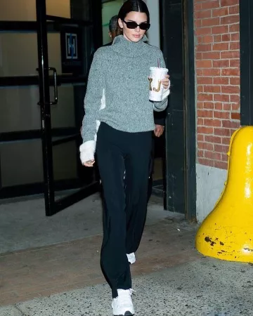 Velvet Canyon Zou Bisou Square Frame Sun­glass­es worn by Kendall Jenner Highline Stages November 23, 2019