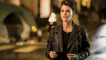 Veste en Cuir noir porté par Kate Kane (Ruby Rose) dans la Batwoman (S01E02)