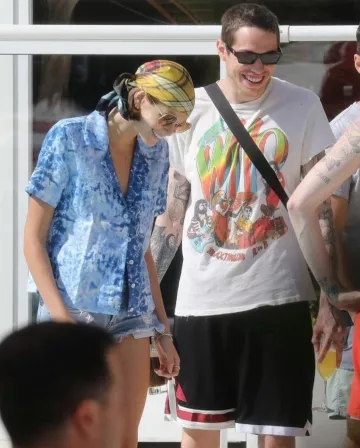 Reformation Holiday Tie Dye Camisa de lino usada por Kaia Jordan Gerber Miami 23 de noviembre de 2019