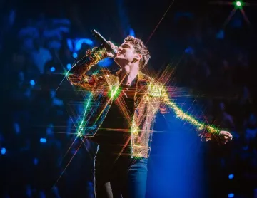 Chaqueta de lentejuelas dorada usada por Darren Criss actuando en el iHeartRadio Music Festival, 20 de septiembre de 2019