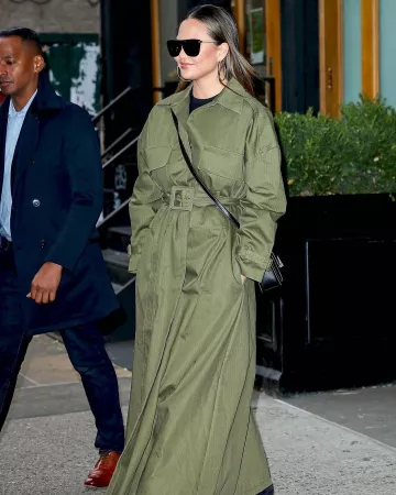 Jacquemus Thika Coton Twill Trench porté par Chrissy Teigen la Ville de New York le 22 novembre 2019