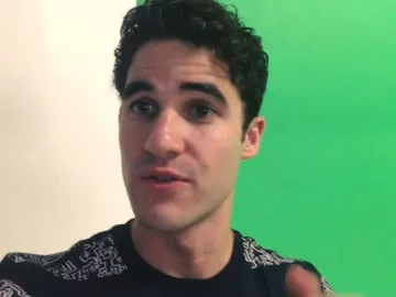 Lacoste Keith Haring Camiseta de algodón a rayas Crew Neck Cotton usada por Darren Criss a través de Instagram Stories, 21 de septiembre de 2019