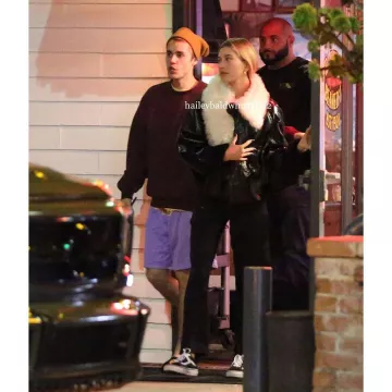 Loewe Shear­ling Trimmed Cropped Leather Jack­et worn by Hailey Baldwin Barney’s Beanery November 23, 2019