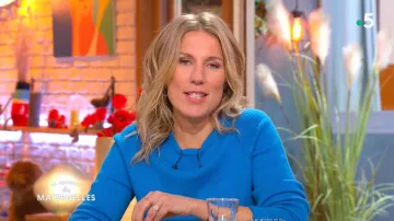 Le pull bleu porté par Agathe Lecaron dans La maison des maternelles