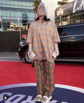 Burberry Reg­is Check Lace Up Sneak­er of Billie Eilish on the Instagram account @billieeilish November 25, 2019