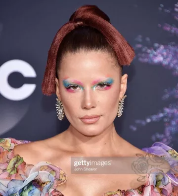 Yun Yun Sun Cameron Boucles d'oreilles de Halsey sur l'Instagram account @iamhalsey 24 novembre 2019