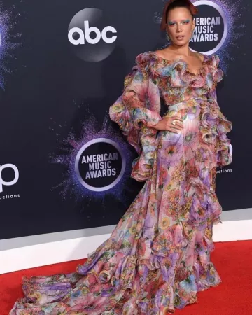 Marc Jacobs à Volants imprimé Floral Soie Robe de Halsey sur l'Instagram account @iamhalsey 24 novembre 2019