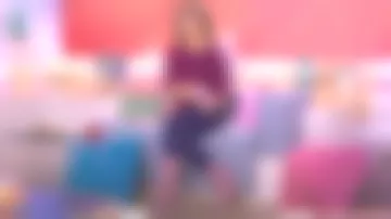 Les bottes en chévre velours vieux rose de Faustine Bollaert dans Ça commence aujourd'hui