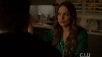 Olivia Von Halle Pijama de seda verde usado por Fallon Carrington (Elizabeth Gillies) en Dynasty Temporada 03 Episodio 07