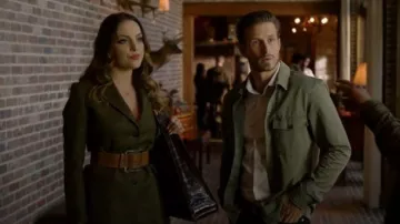 Bolso de hombro de cuero Croc usado por Fallon Carrington (Elizabeth Gillies) en Dynasty Temporada 3 Episodio 7