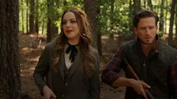 Gucci Silk Ruffle Tie Blusa usada por Fallon Carrington (Elizabeth Gillies) en Dynasty Temporada 03 Episodio 07