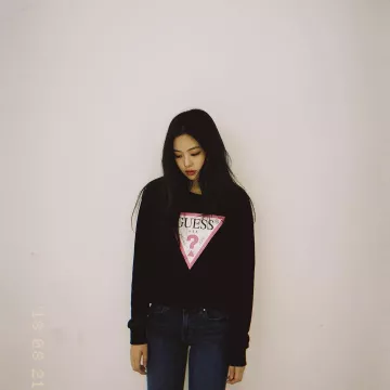 Le pull noir Guess de Jennie Kim sur le compte Instagram de @jennierubyjane
