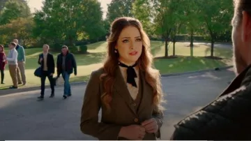 Chaleco a rayas usado por Fallon Carrington (Elizabeth Gillies) en Dynasty Temporada 03 Episodio 07