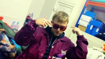 La veste violette avec applique chat sur le devant Diesel portée par Vald dans son clip Ignorant