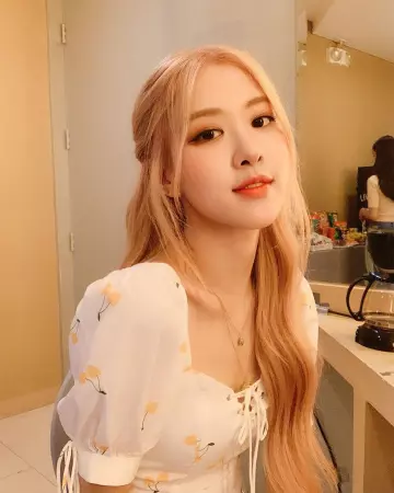 La robe blanche fleurie de Rosé sur le compte Instagram de @roses_are_rosie