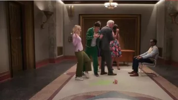 Zapatillas Adidas blancas y verdes usadas por Eleanor Shellstrop (Kristen Bell) en The Good Place Season04 Episodio09