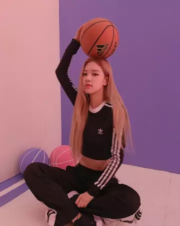 Le crop top Adidas noir de Rosé sur le compte Instagram de @roses_are_rosie
