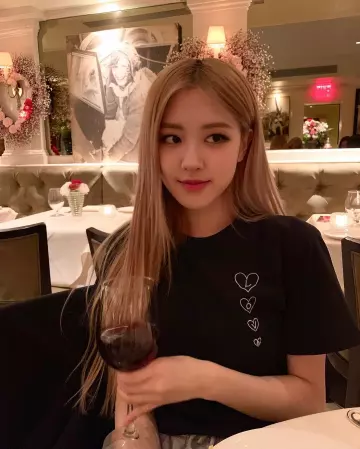 Le t-shirt love de Rosé sur le compte Instagram de @roses_are_rosie