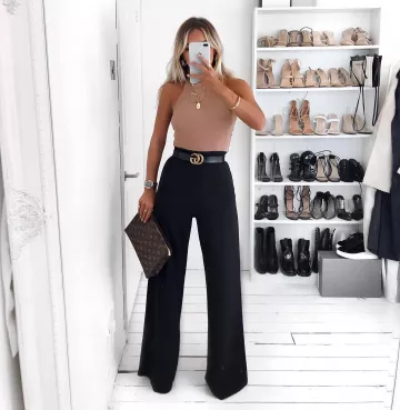 Traje de cuello alto de Emily Cocklin en la cuenta de Instagram @emilycocklin