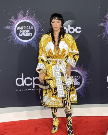 Versace Pat­terned Leg­gings of Kesha on the Instagram account @iiswhoiis November 24, 2019