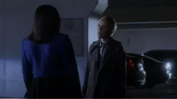 Abrigo a cuadros de Sandro Long usado por Bonnie Winterbottom (Liza Weil) en Cómo salirse con la suya con el asesinato Temporada 06 Episodio 08
