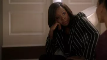 Vivienne Westwood Noir Rayé Blazer porté par Annalise Keating (Viola Davis) dans la Façon de s'en tirer avec Assassiner Saison 06 Episode 08