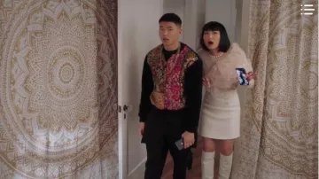 Sandro Ecru Mini Falda usada por Mei Lin (Poppy Liu) en Sunnyside Temporada01 Episodio09