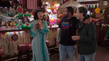 Missoni Mare Blue Caftan usado por Mei Lin (Poppy Liu) en Sunnyside Season01 Episode09