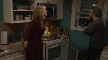 Ba&sh Red Zebra Vestido estampado usado por Sheryl Luria (Christine Lahti) en Evil Season01 Episodio08