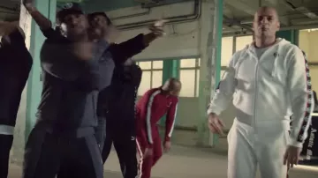 Le survêtement blanc Sergio Tacchini porté par Akhenaton dans le clip Self Made Men de IAM feat. Psy 4 De La Rime