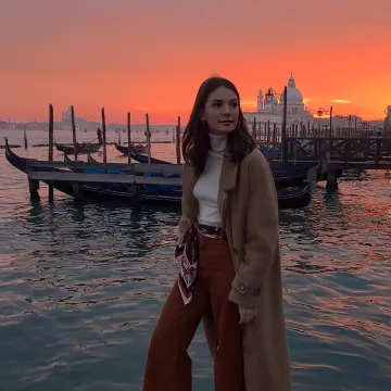El suéter de cuello blanco de Josephine Japy en la cuenta de Instagram de @josephinejapy