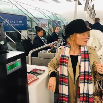 Scarf plaid red Mélanie Thierry on the account Instagram of @melaniethierry