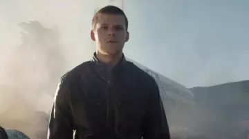 Veste en cuir portés par Otis (Lucas Hedges) comme on le voit dans le Miel Garçon