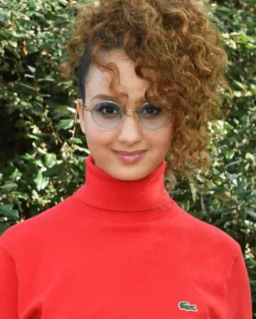 Las gafas redondas ahumadas de Oulaya Amamra en su cuenta de Instagram @oulayaamamra