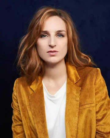 Le blazer en velours côtelé or de Alison Wheeler sur son compte Instagram @alisonwheelr