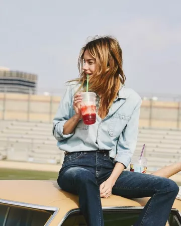 Shirt jeans Camille Rowe - Bel on the account Instagram of @fingermonkey