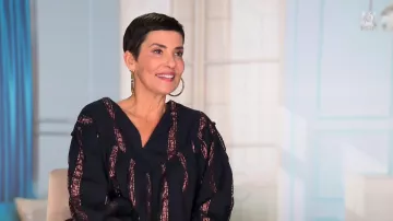 Blusa negra a rayas brillantes de Cristina Córdula en The Queens of Shopping
