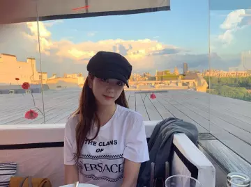 La casquette gavroche noire de Jisoo sur le compte Instagram de @sooyaaa__