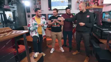 La paire de sneakers Adidas blanche et jaune portée par Gotaga dans la vidéo YouTube ARCADE BATTLE : tu perds, tu laisses pousser pendant 6 put*** de mois feat. Doigby et Gotaga