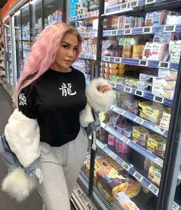 Le pantalon de jogging gris clair de Milla Jasmine sur son compte Instagram @millajasmineoff