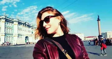 Chaqueta de cuero rojo de Sarah Stern en la cuenta de Instagram de @sarahstern.off