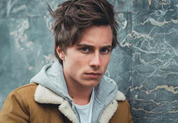 Sudaderas con capucha grises de Axel Auriant en la cuenta de Instagram de @axelauriant