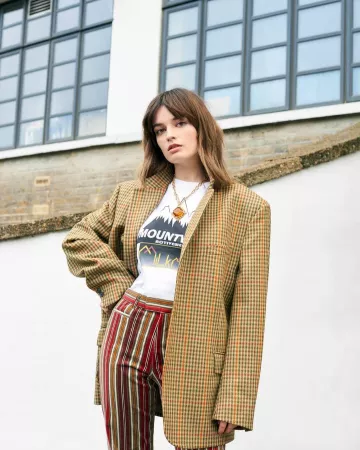 Pantalones a rayas de Emma Mackey en la cuenta de Instagram de @emmatmackey